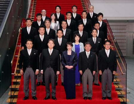 　初閣議を終え、写真に納まる高市早苗首相（前列中央）と閣僚ら。憲政史上初となる女性首相が誕生した