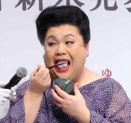 　新米を堪能するマツコ・デラックス（撮影・吉澤敬太）