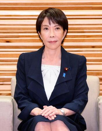 　臨時閣議に臨む高市首相