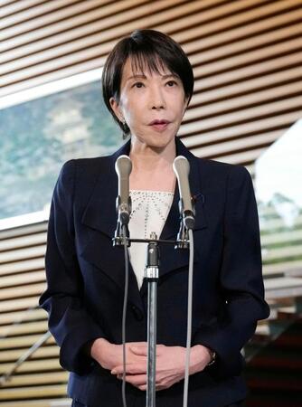 　新内閣発足から一夜明け、記者団の取材に応じる高市首相