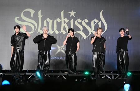 　ＴＯＭＯＲＲＯＷ　Ｘ　ＴＯＧＥＴＨＥＲの（左から）ＳＯＯＢＩＮ、ＨＵＥＮＩＮＧＫＡＩ、ＢＥＯＭＧＹＵ、ＹＥＯＮＪＵＮ、ＴＡＥＨＹＵＮ（撮影・堀内翔）