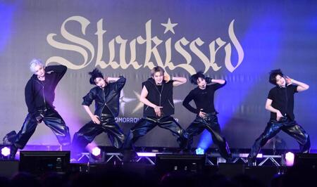 　ミニライブを披露するＴＯＭＯＲＲＯＷ　Ｘ　ＴＯＧＥＴＨＥＲ（撮影・堀内翔）