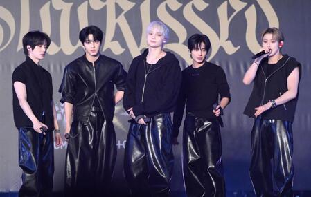 　ミニライブを披露するＴＯＭＯＲＲＯＷ　Ｘ　ＴＯＧＥＴＨＥＲ（撮影・堀内翔）