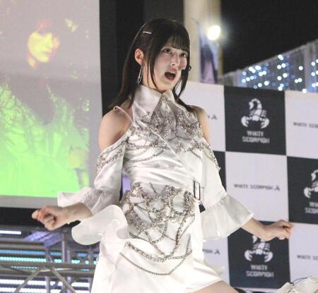 　熱唱するＷＨＩＴＥ　ＳＣＯＲＰＩＯＮのＨＡＮＮＡ