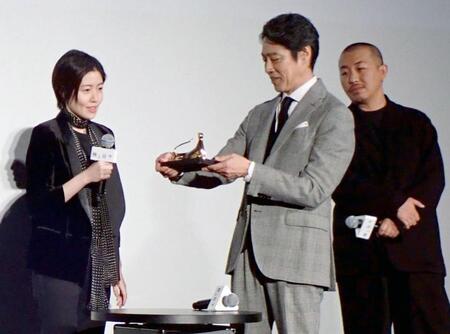 　トロフィーを持つ堤真一（中央）とシム・ウンギョン（左）、三宅唱監督