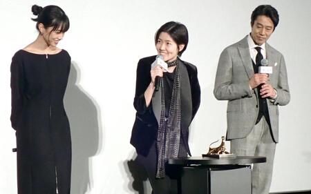 　笑顔でトロフィーを見つめる（左から）河合優実、シム・ウンギョン、堤真一