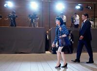 財務相に決まり、首相官邸に入る片山さつき氏＝21日午後４時37分