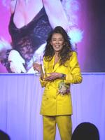 　ド派手ファッションで登場した萬田久子