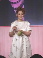 ト　ロフィーを手にする夏木マリ