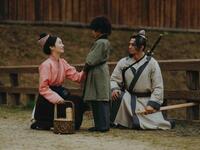 　家族を演じた波瑠（左）と満島真之介（右）