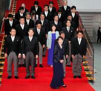 　初閣議後の記念撮影を終え、笑顔を見せる高市早苗首相（手前）