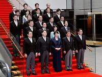 　初閣議を終え、写真に納まる高市早苗首相（前列中央）と閣僚ら＝２１日