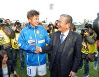 　川淵三郎氏（右）の訪問に笑顔の三浦知良＝２０１７年２月