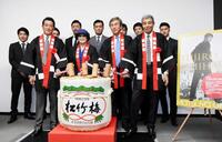 　２０１８年８月、石原軍団と。（前列左から）神田正輝、故・石原裕次郎さんの妻・まき子さん、石原伸晃氏、舘ひろし