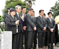 　石原裕次郎さんの三十三回忌法要に参列した（前列左から）妻・まき子さん、石原伸晃氏、舘ひろし、神田正輝