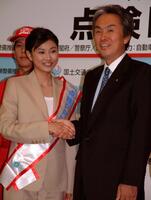 　２００３年９月、石原伸晃国土交通大臣（左、当時）と菊川怜