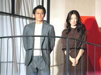 　会見に登場した小栗旬（左）とハン・ヒョジュ