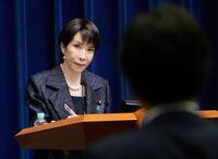 　記者会見で質問を聞く高市早苗首相＝２１日