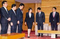 　臨時閣議に臨む高市首相（右から３人目）