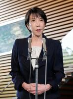 　新内閣発足から一夜明け、記者団の取材に応じる高市首相