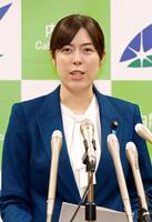 　就任から一夜明け、取材に応じる小野田経済安保相