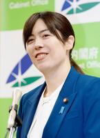 　就任から一夜明け、記者会見する小野田経済安保相