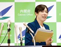 　記者会見を終え、引き揚げる小野田経済安保相