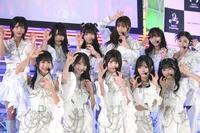 　ポーズを決める（前列左から）ＷＨＩＴＥ　ＳＣＯＲＰＩＯＮのＡＯＩ、ＡＬＬＹ、ＨＡＮＮＡ、ＡＣＥ、ＣＨＯＣＯ、（後列左から）ＮＡＶＩ、ＮＡＴＳＵ、ＭＯＭＯ、ＮＩＣＯ、ＡＣＯ、ＣＯＣＯ