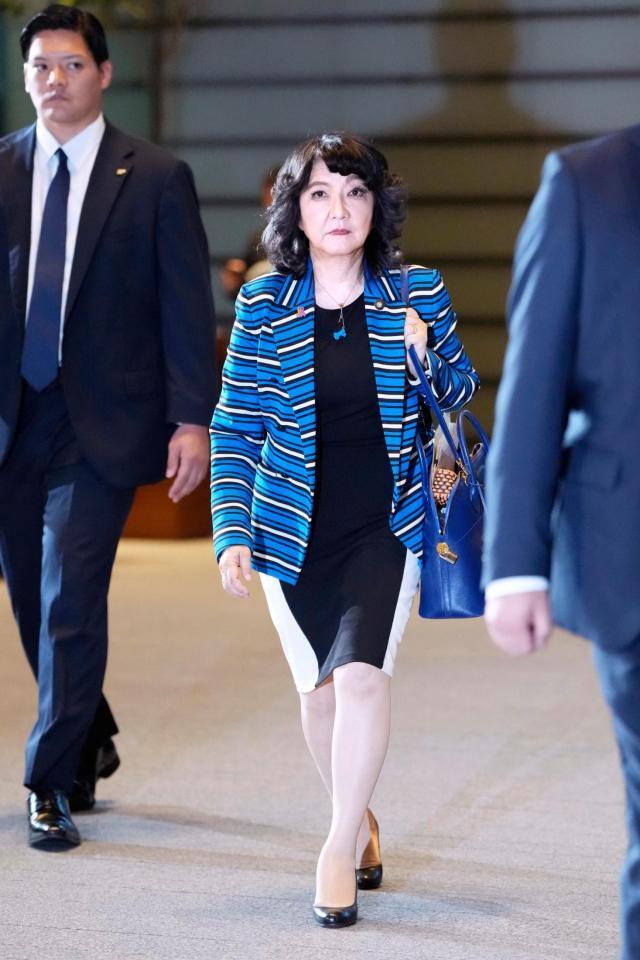 財務相に決まり、首相官邸に入る片山さつき氏＝21日午後４時37分