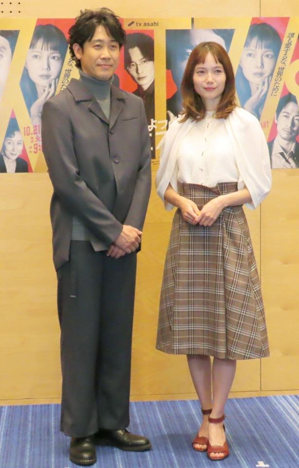 　夫婦を演じる大泉洋（左）と宮﨑あおい