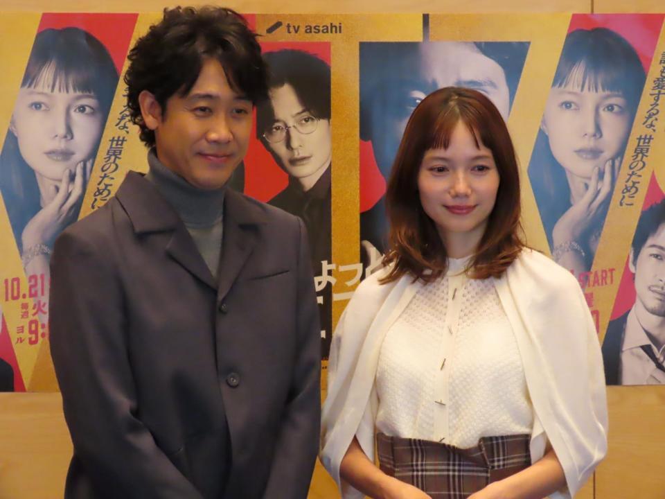 　テレビ朝日系ドラマ「ちょっとだけエスパー」の取材会に出席した大泉洋（左）と宮﨑あおい