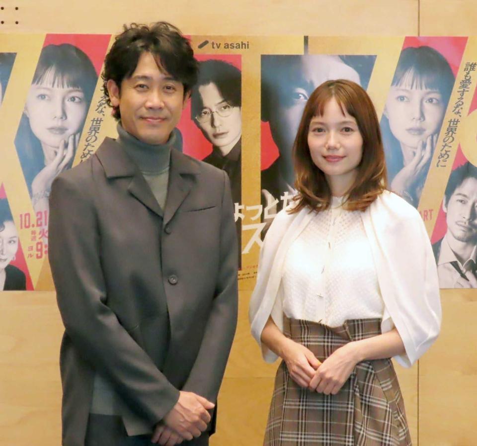 　テレビ朝日系ドラマ「ちょっとだけエスパー」取材会に出席した大泉洋（左）と宮﨑あおい