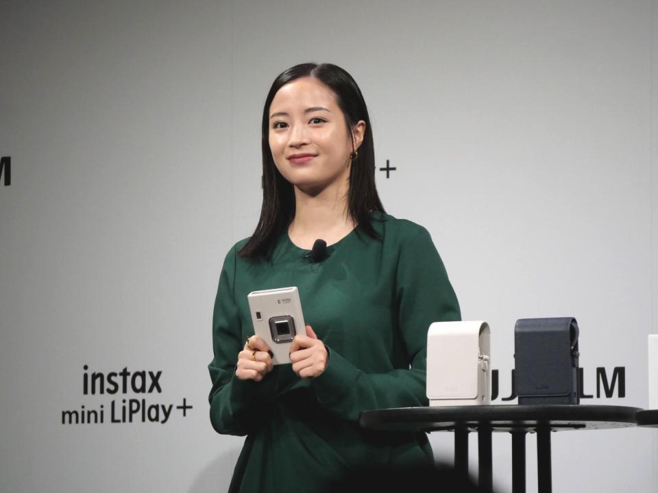 　チェキを手に笑顔を見せる広瀬すず