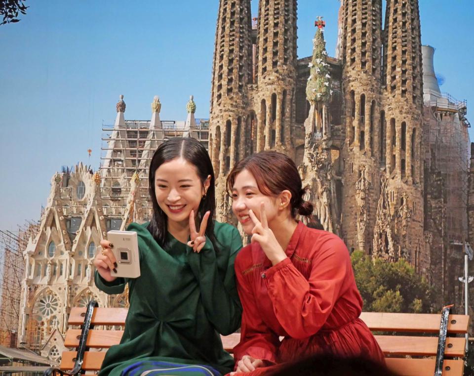 　サグラダ・ファミリアのパネルを背に撮影する広瀬すず（左）と福田麻貴