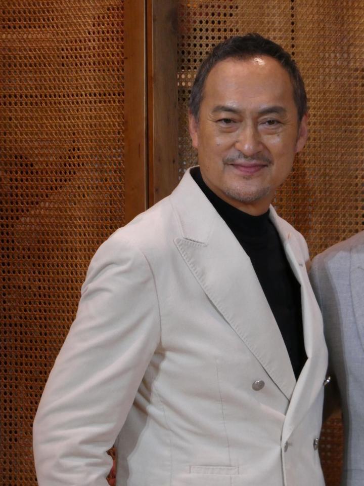 　写真撮影に応じる渡辺謙