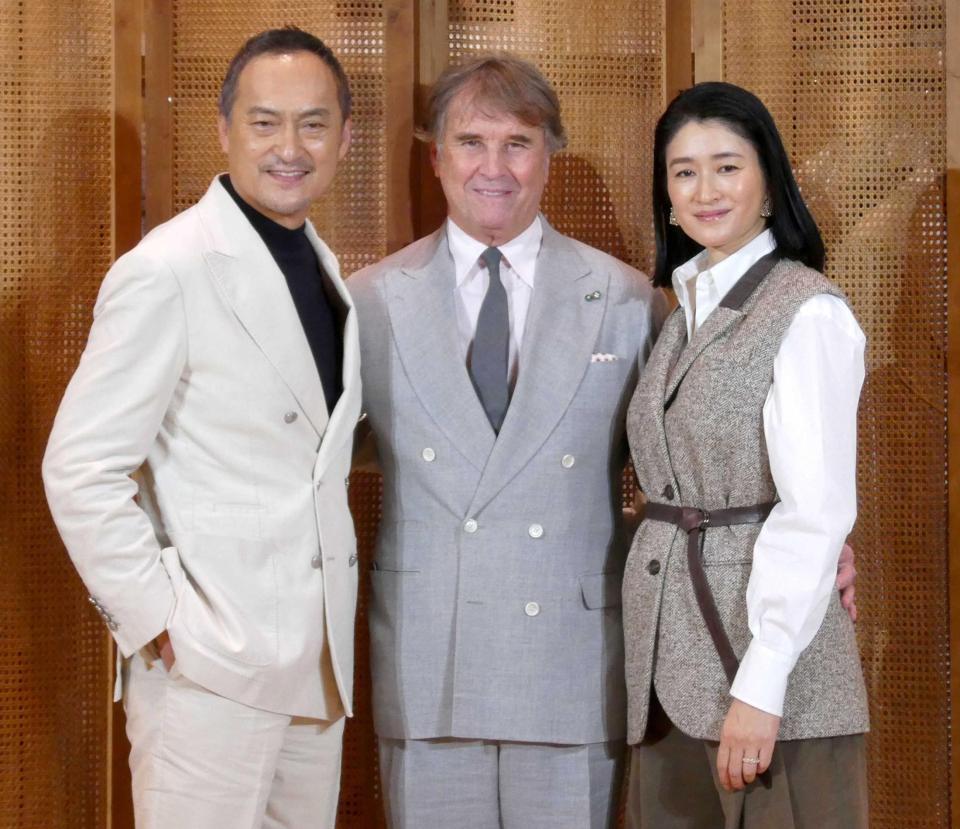 　（左から）渡辺謙、ブルネロ・クチネリ氏、小雪