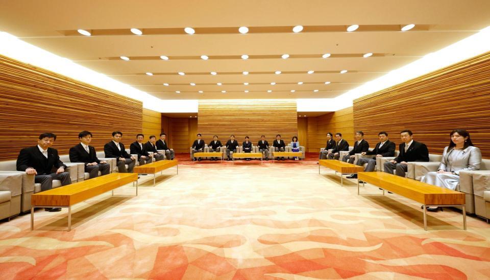 　初閣議に臨む高市早苗首相（中央）と閣僚