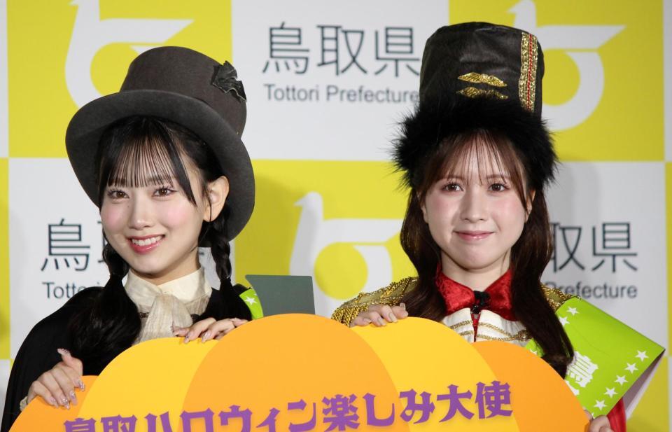 　笑顔を見せるＡＫＢ４８の徳永羚海（左）と永野芹佳