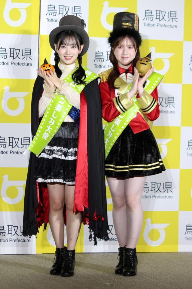 　笑顔を見せるＡＫＢ４８の徳永羚海（左）と永野芹佳