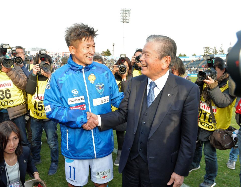 　川淵三郎氏（右）の訪問に笑顔の三浦知良＝２０１７年２月