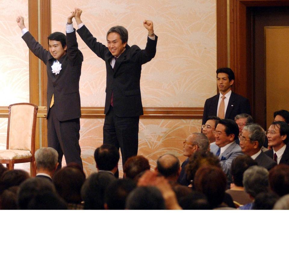 　２００３年１０月、石原宏高氏。衆院選で兄の石原伸晃国土交通大臣（右、当時）と。右端は父・石原慎太郎さん