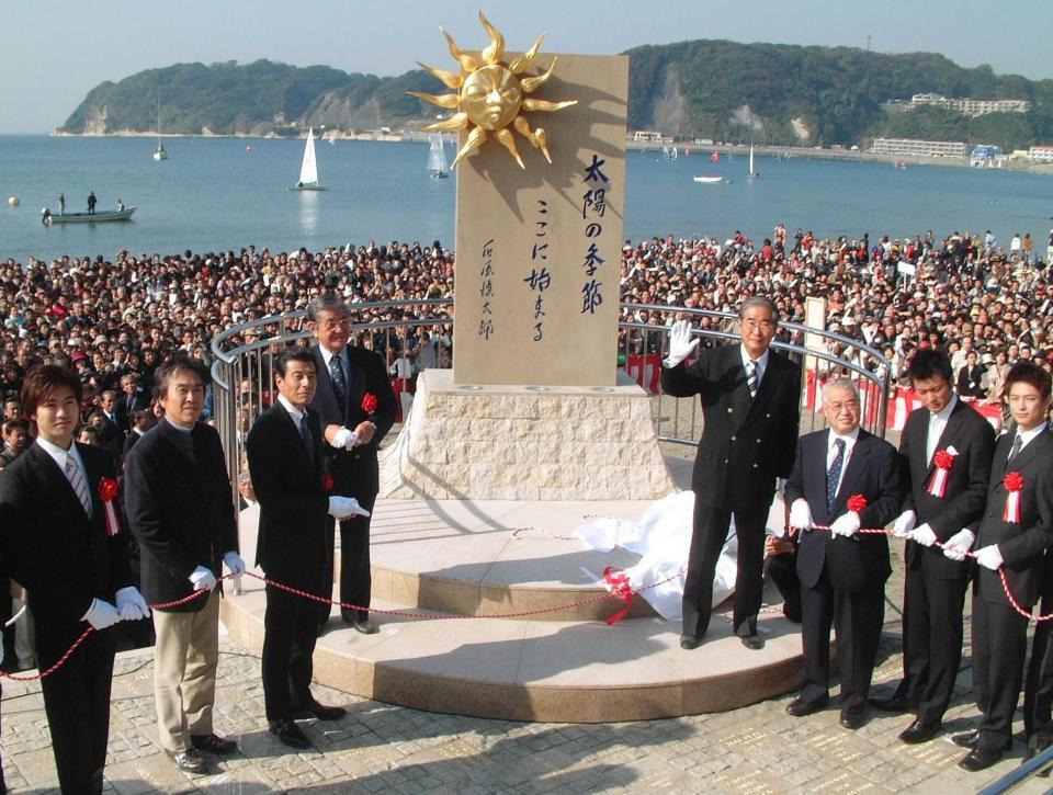 　２００５年１１月、「太陽の季節ここに始まる」記念碑の除幕式で舘ひろしら石原軍団と。左から２人目が石原伸晃氏、右から４人目が父・石原慎太郎さん