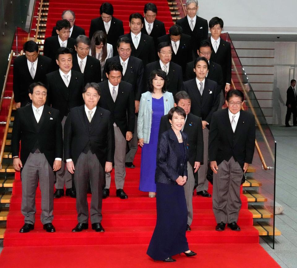 　初閣議後の記念撮影を終え、笑顔を見せる高市早苗首相（手前）＝２１日