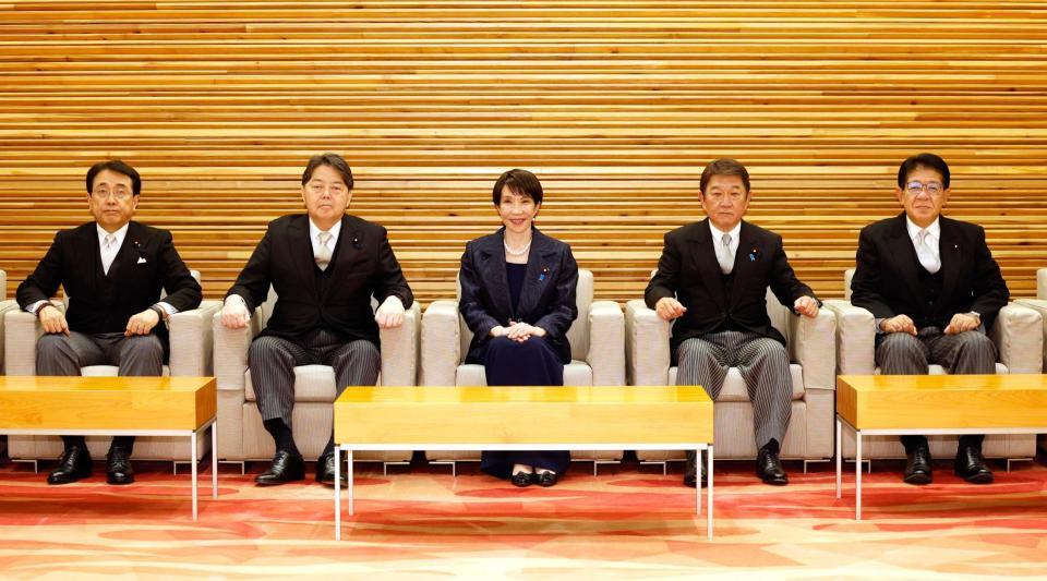 　初閣議に臨む（左から）赤沢亮正経産相、林芳正総務相、高市早苗首相、茂木敏充外相、金子恭之国交相＝２１日