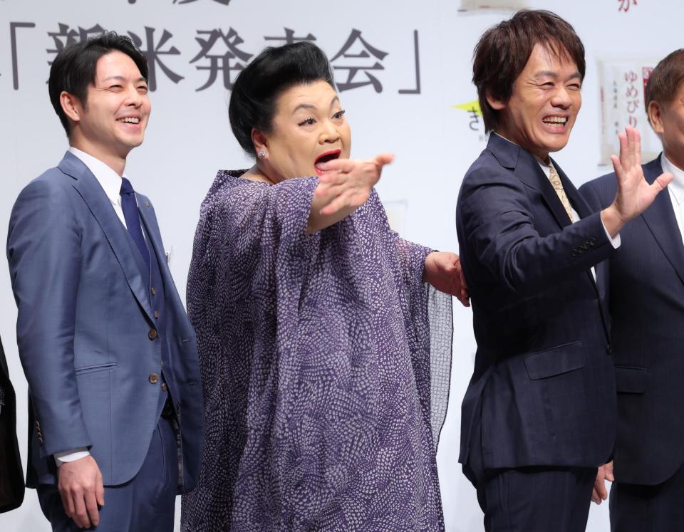 　北海道のメディアに元気良く手を振る（左から）鈴木直道北海道知事、マツコ・デラックス、森崎博之（撮影・吉澤敬太）