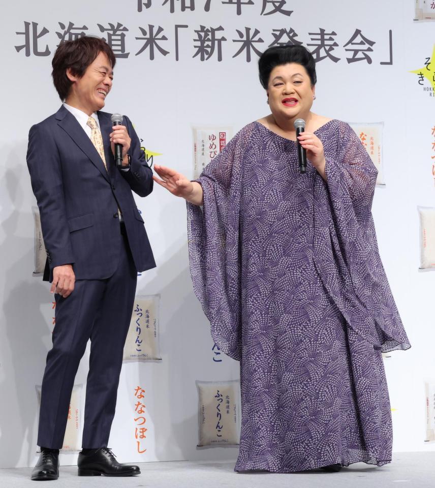 　森崎博之（左）とトークするマツコ・デラックス（撮影・吉澤敬太）