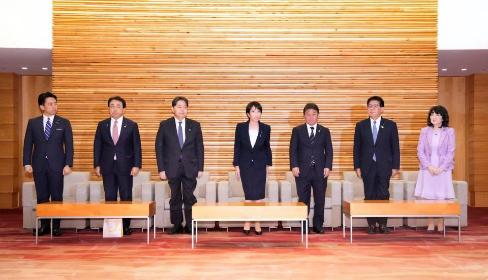 　臨時閣議に臨む（左から）小泉防衛相、赤沢経産相、林総務相、高市首相、茂木外相、金子国交相、片山財務相