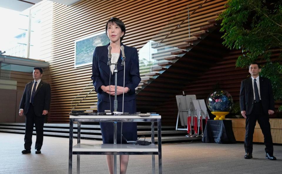 　新内閣発足から一夜明け、記者団の取材に応じる高市首相