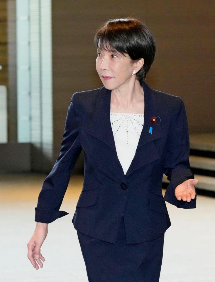 　首相官邸で記者団からの取材に臨む高市首相