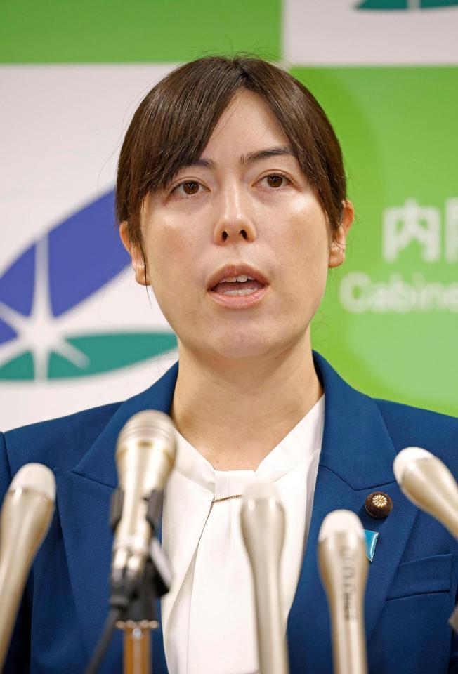 　就任から一夜明け、記者団の取材に応じる小野田経済安保相＝２２日